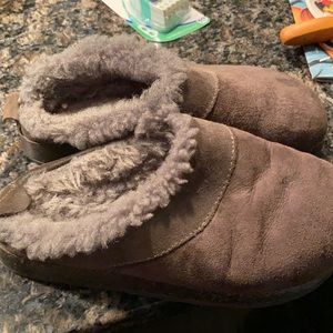LL Bean kids gray slipper size 4; good condition.